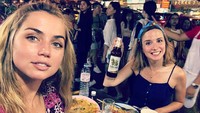 Aku mau ikan, aku mau nasi, aku mau bir, kata Ana saat kulineran di Bangkok. Tampaknya ia sangat senang menikmati makanan saat plesiran ke Thailand. Foto: instagram @ana_de_armas