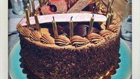 Sebelumnya, Ana juga sempat mendapat kejutan ulang tahun berupa cake cokelat saat usianya 32 tahun. Cake ini juga dilengkapi dengan lilin angka 32. Foto: instagram @ana_de_armas