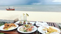 Lewat instagramnya @ana_de_armas, ia sering membagikan momen kulineran. Ana ternyata sangat suka makan sambil traveling. Ia pernah memamerkan makanan di pinggir pantai. Foto: instagram @ana_de_armas