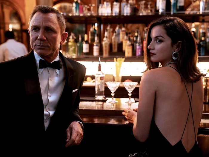 Ana de Armas, 'Bond Girl' yang Hobi Makan di Pinggir Pantai