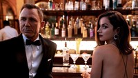 Ana de Armas yang berdarah Kuba ini menuai banyak pujian karena dianggap berhasil beradu akting dengan Daniel Craig sebagai James Bond. Dalam kesehariannya, Ana dikenal sebagai wanita supel yang senang bergaul. Foto: instagram @ana_de_armas
