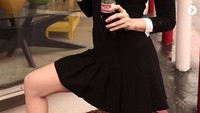 Makan sepotong roti sambil minum soda menjadi camilan Ana. Mengenakan dress hitam, Ana tampak berbeda dengan rambut panjang yang sengaja dibiarkan terurai. Foto: instagram @ana_de_armas
