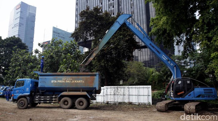 Program Gerebek Lumpur kembali digencarkan Dinas Sumber Daya Air (SDA) Provinsi DKI Jakarta. Kegiatan itu dilakukan sebagai upaya antisipasi banjir di Ibu Kota.