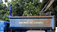 Program itu merupakan pengerukan sedimen lumpur dan sampah di sejumlah sungai dan waduk sebagai antisipasi banjir.