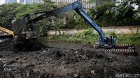 Sejumlah alat berat pun dikerahkan untuk membantu proses pengerukan lumpur di Kali Krukut.