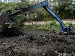 Antisipasi Banjir, Lumpur Kali Krukut Dikeruk
