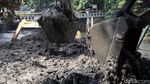 Antisipasi Banjir, Lumpur Kali Krukut Dikeruk