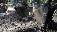Di Kali Krukut segmen Krukut-Segmen Jalan Bendungan Hilir-Menara Batavia ditargetkan 12.060 m3 lumpur dapat dikeruk.