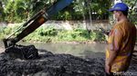 Antisipasi Banjir, Lumpur Kali Krukut Dikeruk
