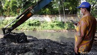 Pengerukan lumpur di Kali Krukut ini diharapkan dapat mengantisipasi banjir di kawasan Jakarta.