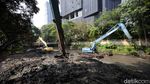 Antisipasi Banjir, Lumpur Kali Krukut Dikeruk
