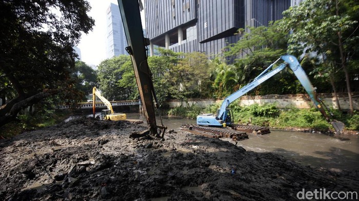Program Gerebek Lumpur kembali digencarkan Dinas Sumber Daya Air (SDA) Provinsi DKI Jakarta. Kegiatan itu dilakukan sebagai upaya antisipasi banjir di Ibu Kota.