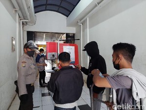 Uji Coba PeduliLindungi di Pasar, Pedagang Antre Mengular