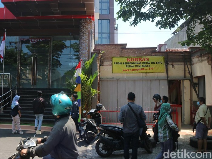 Bangunan rumah tiga warga di Kudus yang rusak diduga akibat pembangunan hotel, Jumat (27/8/2021).