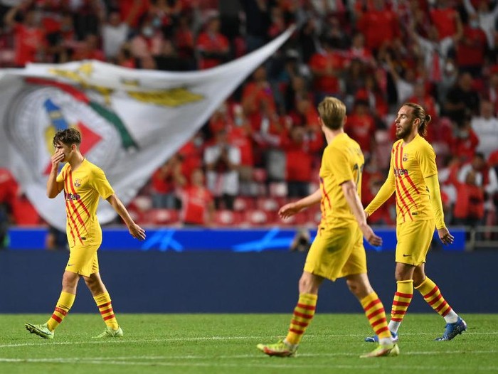 LISBON, PORTUGAL - SEPTEMBER 29: Gavi, Frenkie de Jong and Oscar Mingueza walk off the field dejected after the UEFA Champions League group E match between SL Benfica and FC Barcelona at Estadio da Luz on September 29, 2021 in Lisbon, Portugal. (Photo by David Ramos/Getty Images)