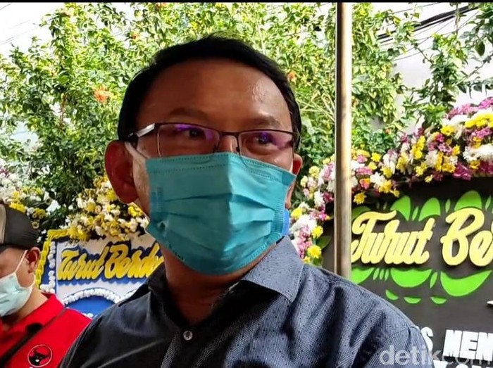 Basuki Tjahaja Purnama alias Ahok melayat ke rumah duka Sabam Sirait.