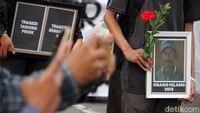 Aksi ini menuntut pemerintah untuk menuntaskan kasus pelanggaran HAM.