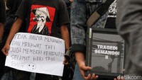 Mereka meminta Jokowi mengusut kasus Tragedi Tanjung Priok, penculikan aktivis 1998 yang kini belum diketemukan, serta penuntasan kasus pembunuhan Munir.