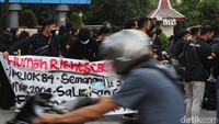 Aksi ini tidak sampai mengganggu arus lalu lintas.