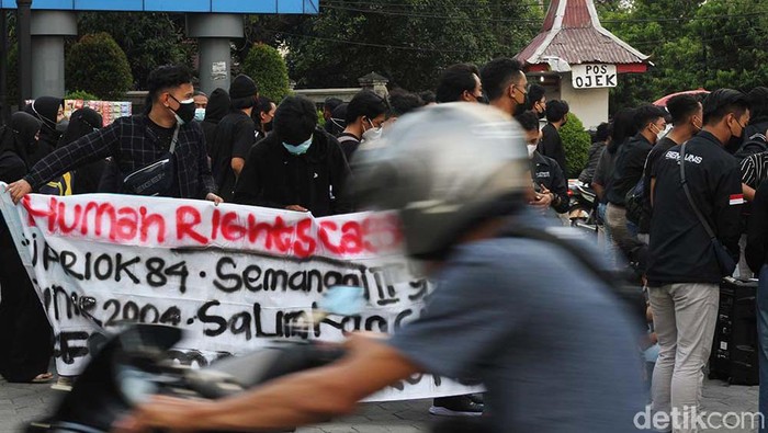 Mahasiswa Universitas Sebelas Maret (UNS) gelar aksi bertajuk September Hitam di pintu masuk UNS, Jawa Tengah, Kamis (30/9). Mereka tampak membawa foto aktivitas HAM Munir.