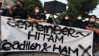 Mahasiswa dari badan eksekutif mahasiswa Universitas Sebelas Maret (UNS) berunjukrasa di depan pintu masuk UNS, Solo, Jawa Tengah, Kamis (30/9).