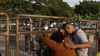 Sementara itu, di luar penjara, berdatangan ke sana untuk mencari tahu kabar para anggota keluarganya.