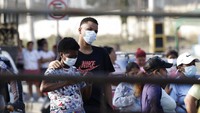 Kerabat para narapidana pun hanya bisa menangis, dengan beberapa menuturkan kepada wartawan soal kekejaman yang dialami keluarga tercinta mereka yang disebut dibunuh, dipenggal dan bahkan dimutilasi.