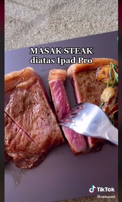 Sultan! Wanita Ini Masak Steak pakai Talenan iPad Pro