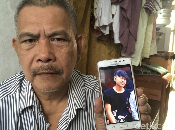 Karyana menunjukkan foto cucunya, Damar, yang menjadi ABK KM Hentei GT-195. Damar masih berusia 15 tahun.
