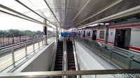 Jalur baru yang ada di Stasiun Manggarai terdapat di bangunan baru dengan tinggi tiga lantai di ujung barat Stasiun Manggarai. Di sana ada empat jalur atau peron baru yang diperuntukkan untuk kereta lintas Bogor atau Depok yang menuju Jakarta Kota, tepatnya peron 10-13.
