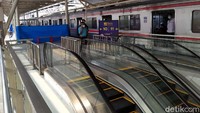 Bangunan stasiun ini juga terintegrasi dengan Stasiun Kereta Bandara Soekarno-Hatta. Di lantai 3, yang paling atas ada 4 jalur kereta commuter line lintas Bogor, sementara di lantai paling bawah ada 2 jalur kereta bandara.