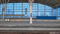 Strukturnya begini, di lantai 1 digunakan sebagai pintu masuk stasiun, ada dua pintu yaitu pintu untuk stasiun KA Bandara Soetta dan pintu masuk untuk kereta commuter line. Pintu masuk itu berada di Jalan Saharjo I, dekat Pasaraya Manggarai. Kemudian di lantai dua ada ruang tunggu dan tempat pengecekan tiket untuk KA Bandara, sedangkan peron KA bandara ada di lantai paling bawah. Di lantai dua ini juga menjadi tempat akses bagi penumpang commuter line lintas Bogor-Jakarta Kota.