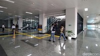Bagi penumpang yang mau transit bisa turun ke lantai 1 stasiun dan menuju peron yang dituju untuk melanjutkan perjalanan. Bagi yang mau keluar bisa langsung menuju pintu barat yang tersambung dengan Jalan Saharjo I, atau yang mau keluar pintu timur di Jalan bisa melewati peron-peron. Nah bagi penumpang commuter line yang mau lanjut naik KA Bandara Soetta atau sebaliknya, bisa menuju lantai dua. Ada pintu akses langsung ke ruang tunggu kereta bandara. Di sana ada gate tap in-tap out untuk masuk atau keluar dari layanan kereta commuter line. Setelah itu bagi penumpang KA Bandara bisa langsung membeli tiket melalui vending machine ataupun lewat loket.