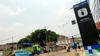 Di lokasi, terpampang papan yang dipasang di atas trotoar, berwarna hitam, biru, dan hijau bertuliskan informasi titik pick-up dan drop off bagi penumpang ojol.