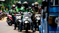 Ojol justru lebih cenderung mengangkut penumpang di dekat Halte SMK Karya Guna yang berada persis di seberang pintu keluar stasiun.  