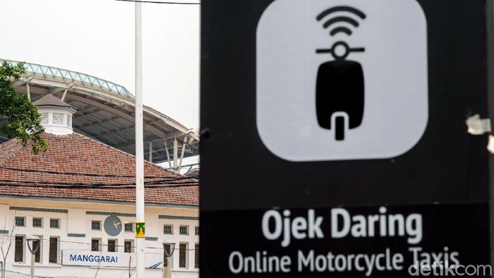 Bukan Shelter Ojol, Di Stasiun Manggarai Adanya Ini untuk Ojek Online Penataan Stasiun Manggarai jadi sorotan. Pasalnya bukan bangun shelter ojol, Stasiun Manggarai justru sediakan lokasi pengendapan ojek online. Ini penampakannya