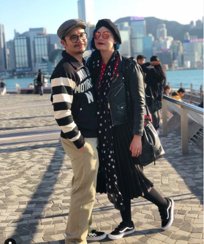 Claudia Adinda yang merupakan artis sekaligus fashion desainer juga memilih untuk menikahi penggemarnya sendiri. Pria yang kini telah menjadi suaminya, Derby Romero, rupanya merupakan salah satu penggemarnya. Setelah menjalin hubungan asmara dan merasa cocok, keduanya pun memutuskan menikah pada 14 Oktober 2017. Foto: Claudia Adinda Instagram