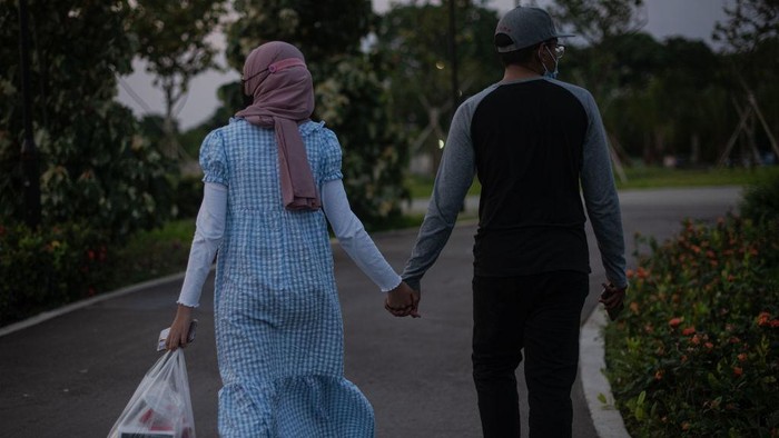 Kasus harian COVID-19 di Singapura terus cetak rekor baru. Pada Rabu (29/9) kemarin kasus harian COVID-19 Singapura bahkan melampaui kasus harian di Indonesia.