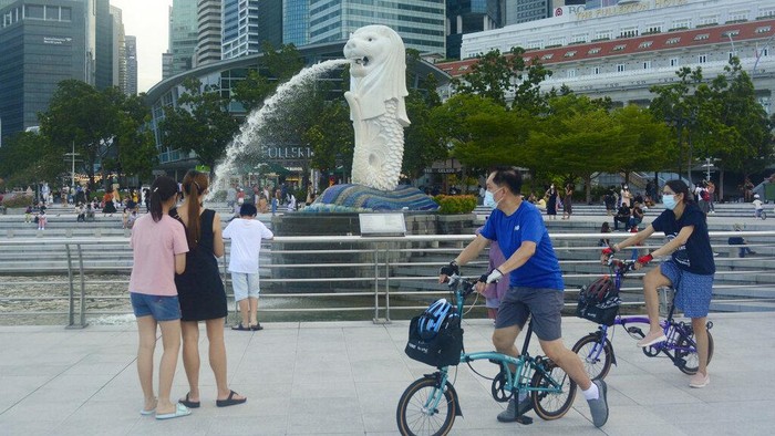 Kasus harian COVID-19 di Singapura terus cetak rekor baru. Pada Rabu (29/9) kemarin kasus harian COVID-19 Singapura bahkan melampaui kasus harian di Indonesia.