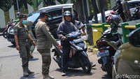 Sebanyak 15 pengendara diberhentikan karena tidak memakai masker.