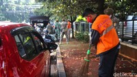 Mereka yang melanggar mendapat sanksi sosial membersihkan trotoar.