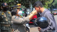 Satpol PP juga memberikan masker kepada masyarakat yang kedapatan tidak menggunakan masker.