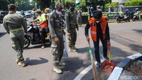 Petugas Satpol Pamong Praja (Satpol PP) Kelurahan Duren Tiga, Kecamatan Pasar Minggu, Jakarta Selatan, melakukan razia masker di kawasan Jalan Raya Pasar Minggu, Kamis (30/9/2021).