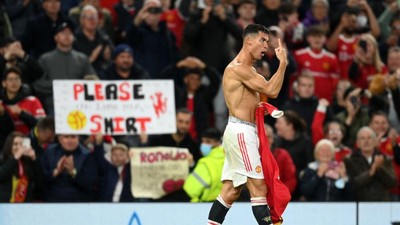 Foto: Ronaldo Cetak Gol Penentu, Buka Baju, Dapat Kartu