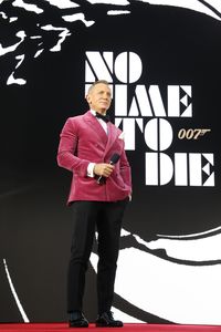 Pakai Jas Pink, Gaya Daniel Craig Di Premier No Time To Die Diejek