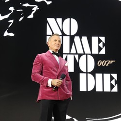 Kematian James Bond Bikin Penulis Naskah Pusing 7 Keliling