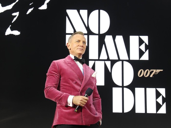 LONDON, ENGLAND - SEPTEMBER 28: Daniel Craig attends the World Premiere of NO TIME TO DIE at the Royal Albert Hall on September 28, 2021 in London, England. (Photo by Jeff Spicer/Getty Images for EON Productions, Metro-Goldwyn-Mayer Studios, and Universal Pictures)