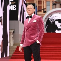 Pemeran James Bond lainnya, Daniel Craig, juga tak berencana memberikan warisan untuk kedua putrinya. Datang dari keluarga sederhana, pria yang diperkirakan memiliki kekayaan Rp 2,2 triliun ini menyatakan konsep warisan tidaklah cocok untuknya. Menurut filosofinya, seseorang harus menikmati kekayaan yang diraihnya sendiri selama hidup. Foto: Getty Images for EON Productions/Jeff Spicer
