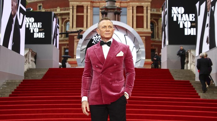 Daniel Craig poses for photographers upon arrival for the World premiere of the new film from the James Bond franchise No Time To Die, in London Tuesday, Sept. 28, 2021. (Photo by Joel C Ryan/Invision/AP)