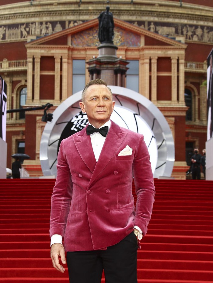 Daniel Craig poses for photographers upon arrival for the World premiere of the new film from the James Bond franchise No Time To Die, in London Tuesday, Sept. 28, 2021. (Photo by Joel C Ryan/Invision/AP)